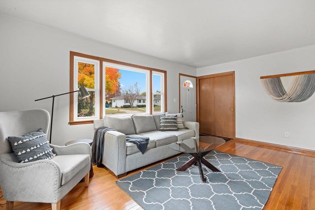 1322 W 5TH AVENUE, Oshkosh, WI 54902