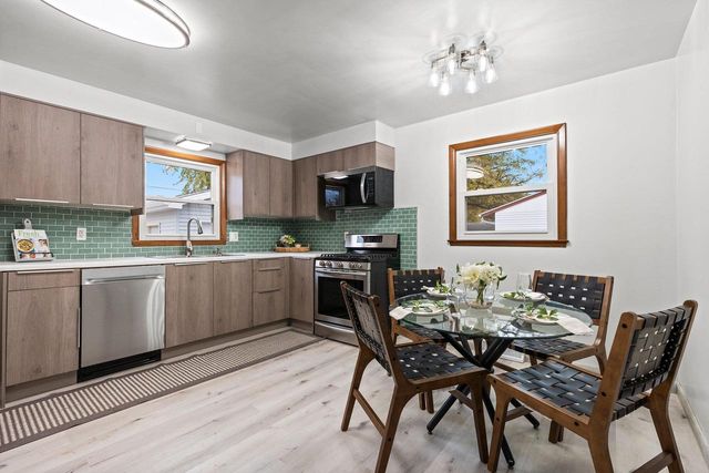 1322 W 5TH AVENUE, Oshkosh, WI 54902