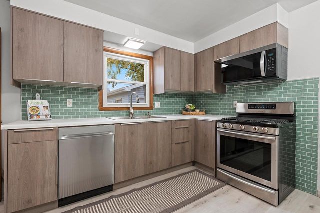 1322 W 5TH AVENUE, Oshkosh, WI 54902