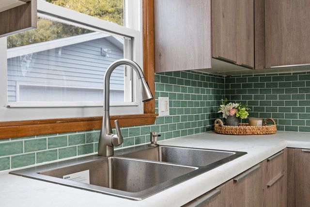 1322 W 5TH AVENUE, Oshkosh, WI 54902