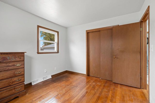 1322 W 5TH AVENUE, Oshkosh, WI 54902