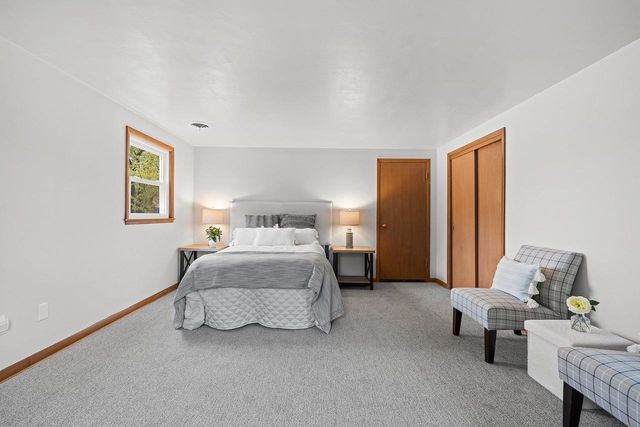 1322 W 5TH AVENUE, Oshkosh, WI 54902