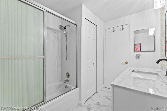 5697 Whitfield Drive, Troy, MI 48098