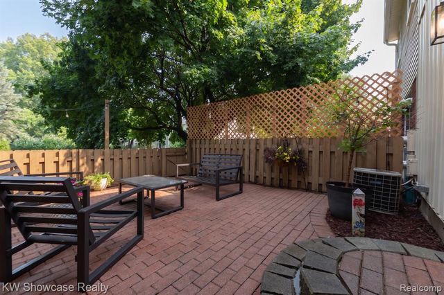 5697 Whitfield Drive, Troy, MI 48098