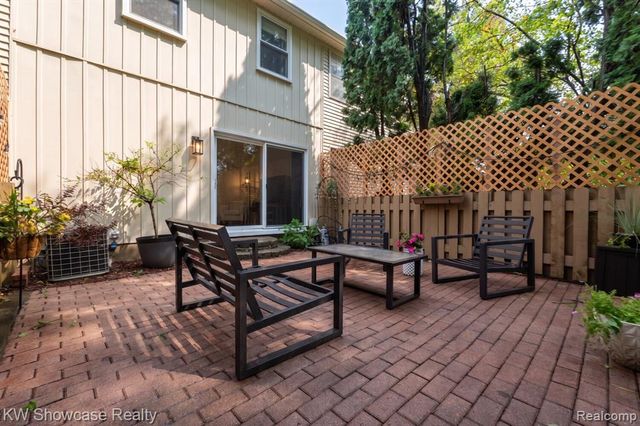 5697 Whitfield Drive, Troy, MI 48098