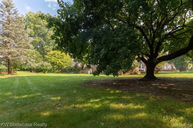 5697 Whitfield Drive, Troy, MI 48098