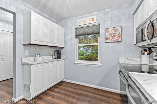 5697 Whitfield Drive, Troy, MI 48098