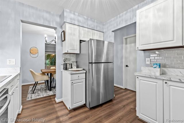 5697 Whitfield Drive, Troy, MI 48098