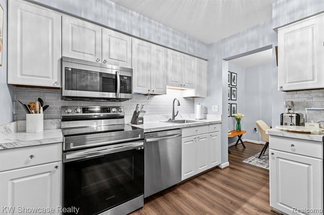 5697 Whitfield Drive, Troy, MI 48098