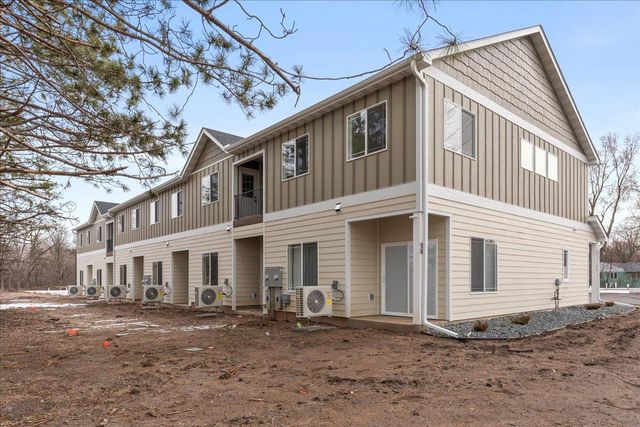 425 W 8th Street 20, New Richmond, WI 54017