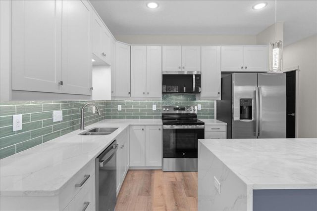 425 W 8th Street 20, New Richmond, WI 54017