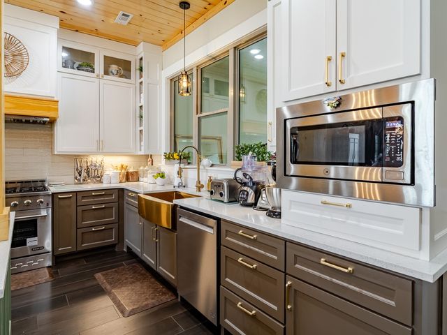 13989 Shady Acres Road, Bentonville, AR 72713