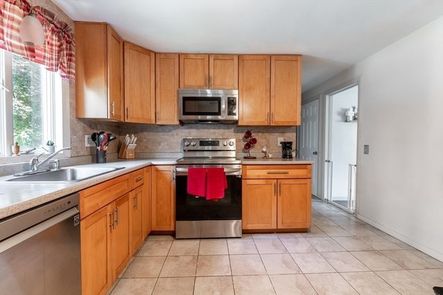 12 Kenway Dr, Springfield, MA 01104