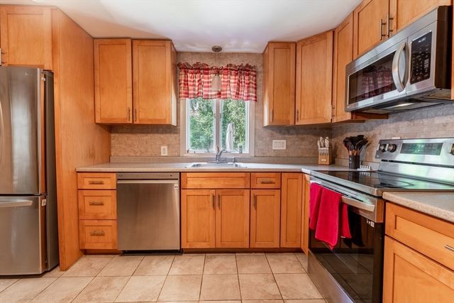 12 Kenway Dr, Springfield, MA 01104