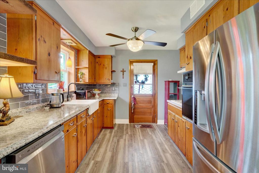 Image 10 of property listing at 2360 LOUCKS RD, York, PA 17408