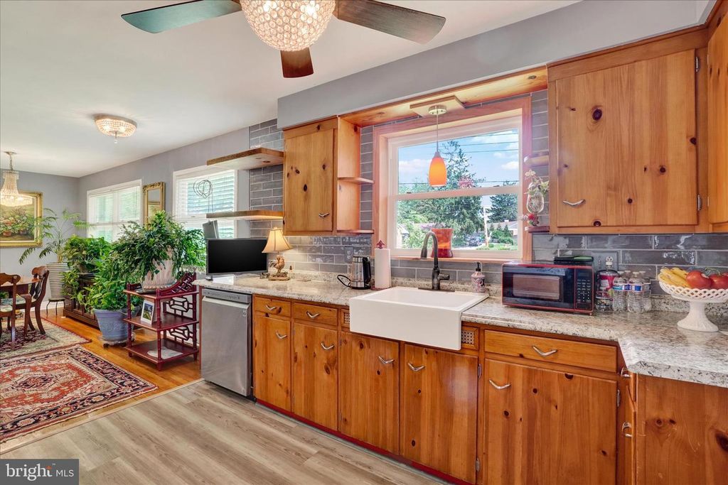 Image 11 of property listing at 2360 LOUCKS RD, York, PA 17408