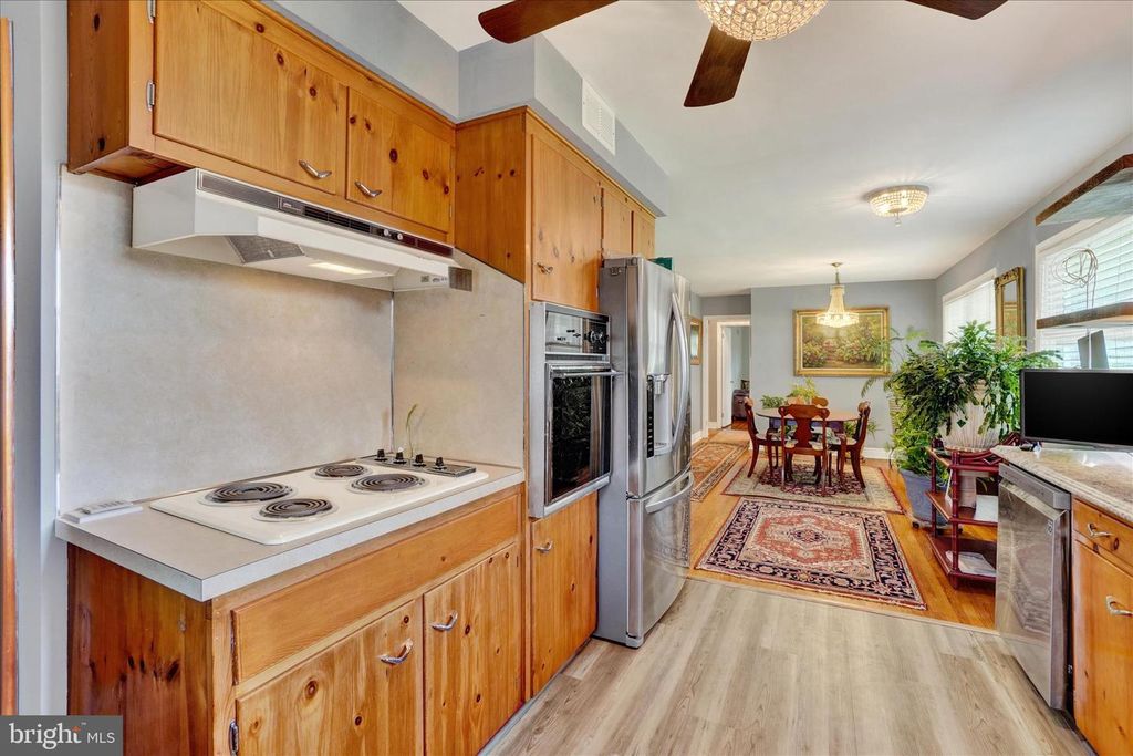 Image 12 of property listing at 2360 LOUCKS RD, York, PA 17408