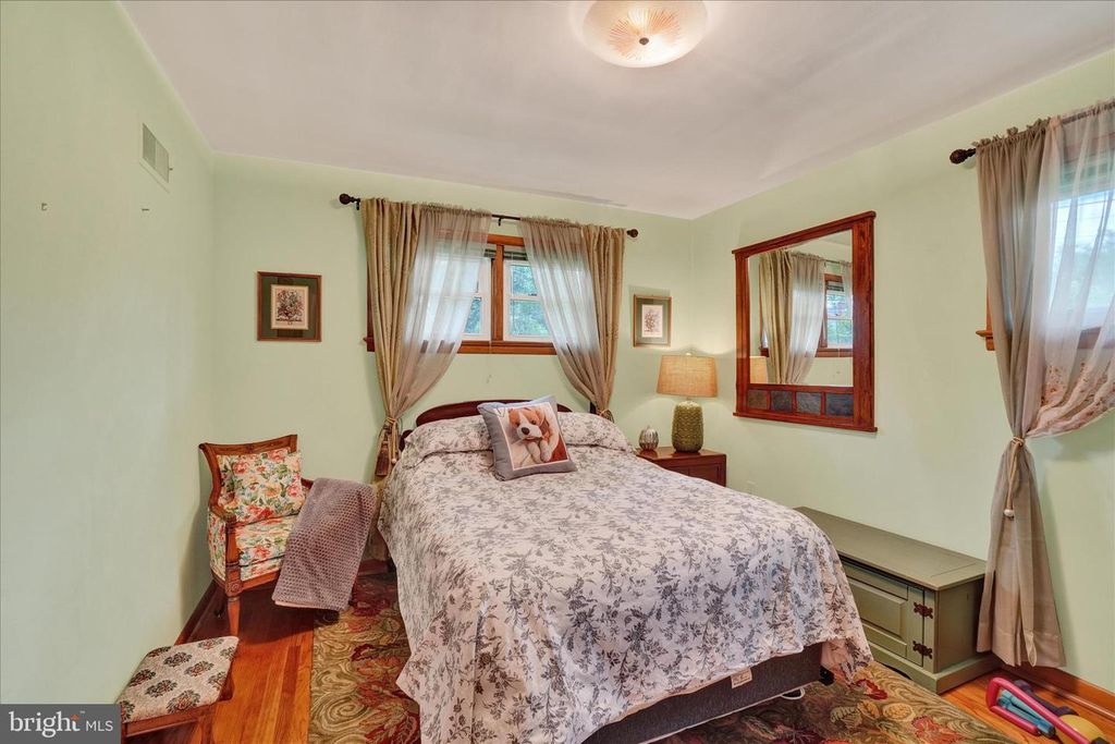 Image 13 of property listing at 2360 LOUCKS RD, York, PA 17408