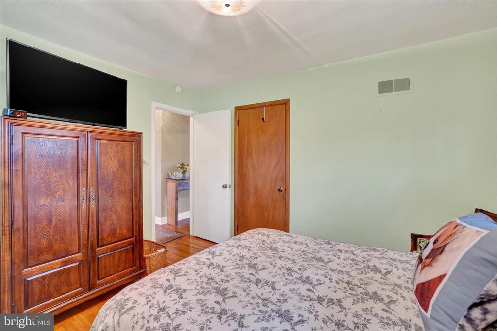 Image 14 of property listing at 2360 LOUCKS RD, York, PA 17408