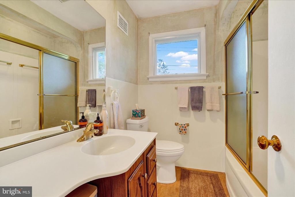 Image 15 of property listing at 2360 LOUCKS RD, York, PA 17408