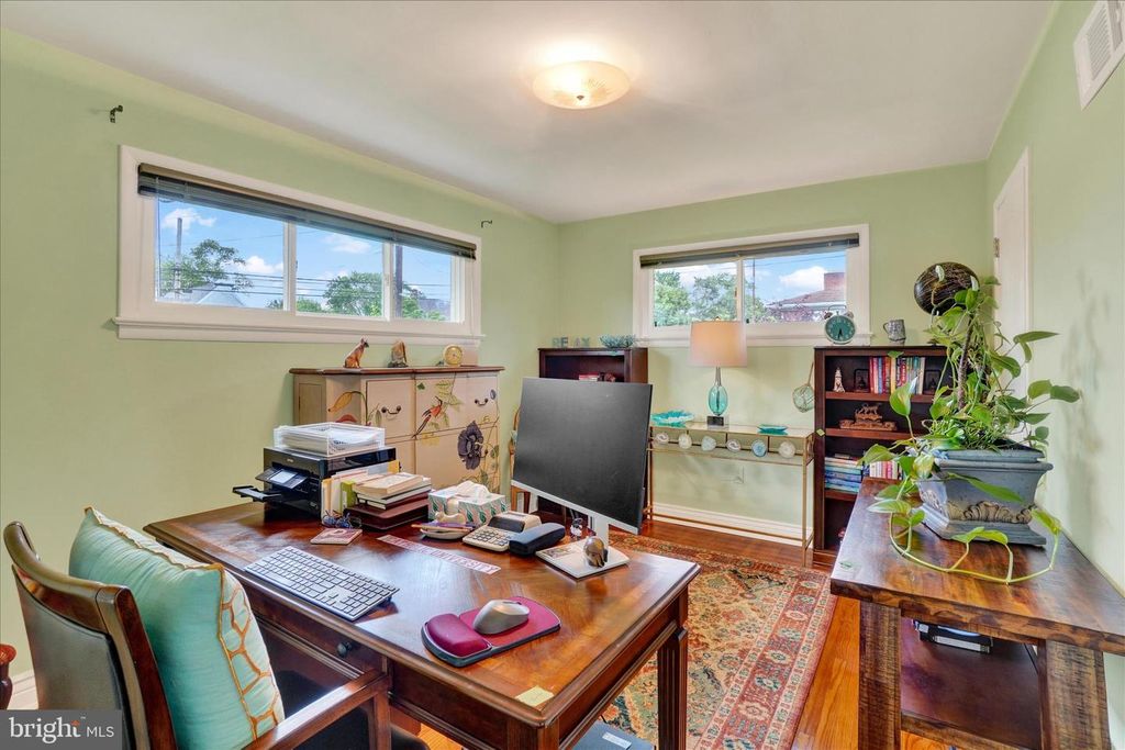 Image 16 of property listing at 2360 LOUCKS RD, York, PA 17408