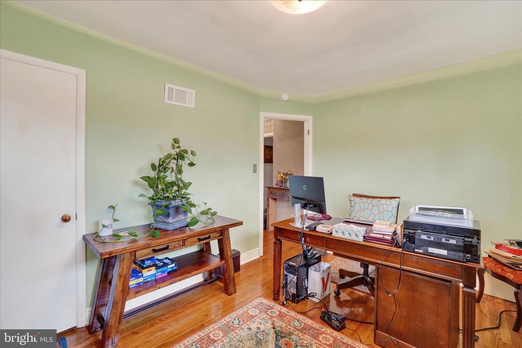 Image 17 of property listing at 2360 LOUCKS RD, York, PA 17408