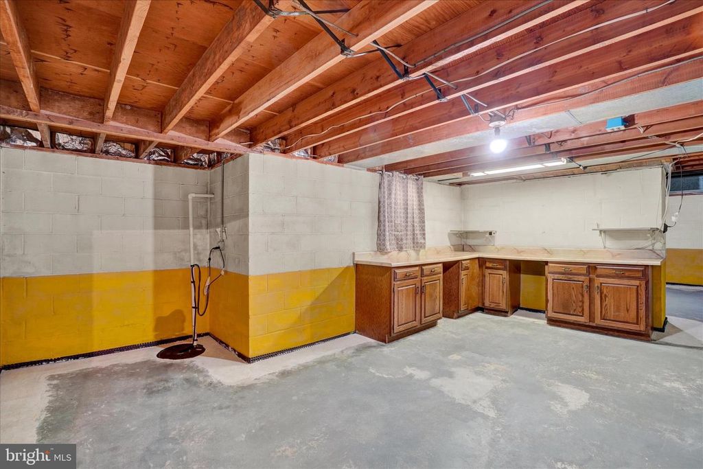Image 18 of property listing at 2360 LOUCKS RD, York, PA 17408