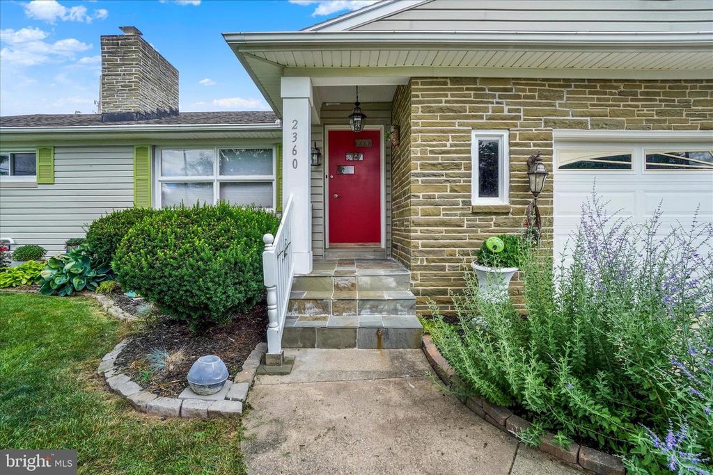 Image 2 of property listing at 2360 LOUCKS RD, York, PA 17408