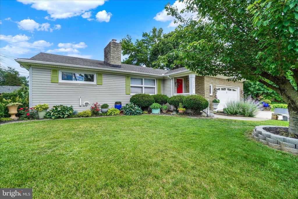Image 23 of property listing at 2360 LOUCKS RD, York, PA 17408