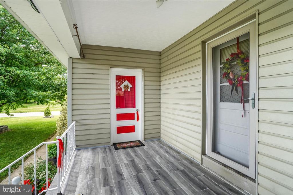 Image 24 of property listing at 2360 LOUCKS RD, York, PA 17408