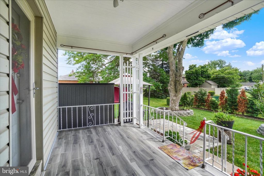 Image 25 of property listing at 2360 LOUCKS RD, York, PA 17408