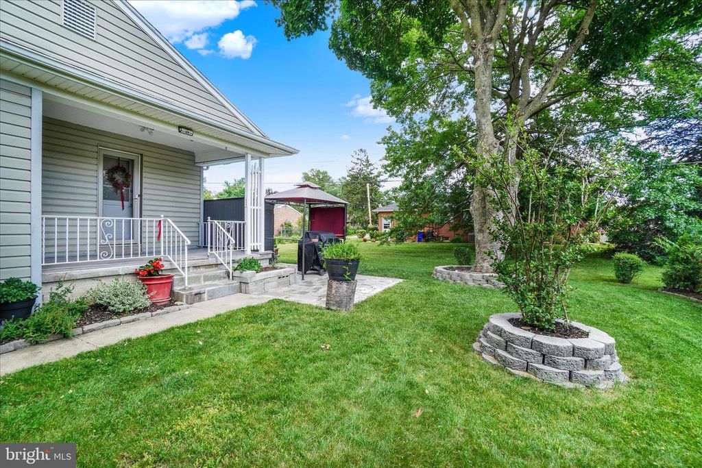 Image 26 of property listing at 2360 LOUCKS RD, York, PA 17408