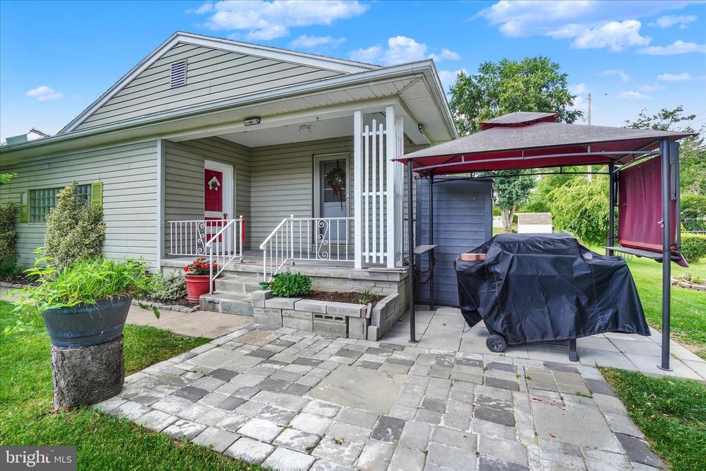 Image 27 of property listing at 2360 LOUCKS RD, York, PA 17408