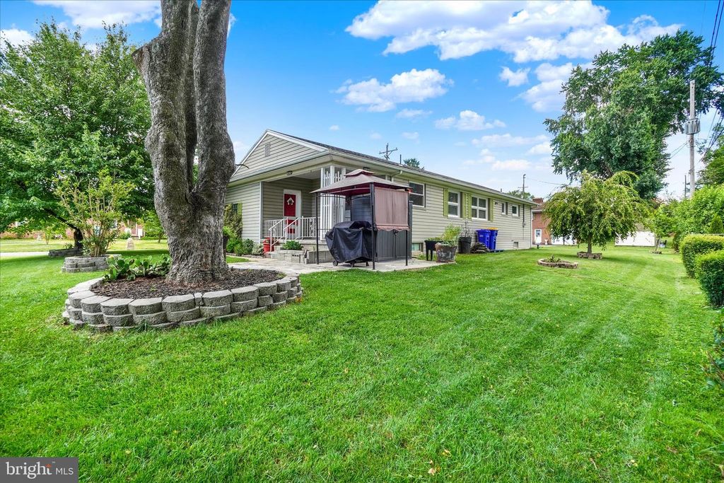 Image 28 of property listing at 2360 LOUCKS RD, York, PA 17408