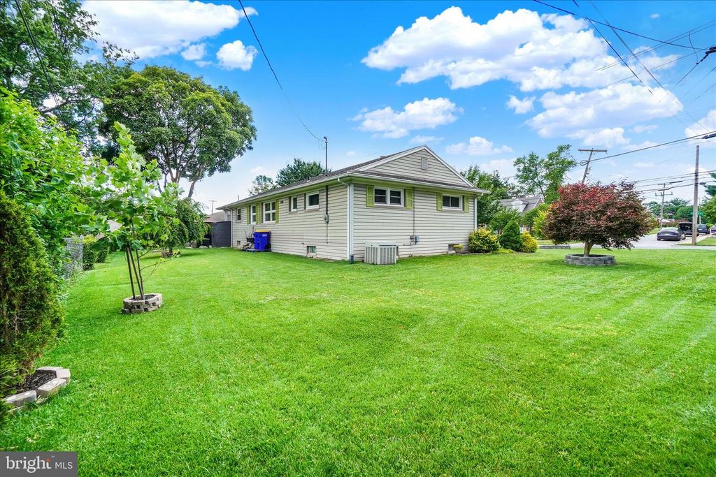 Image 29 of property listing at 2360 LOUCKS RD, York, PA 17408