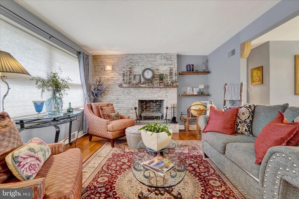 Image 3 of property listing at 2360 LOUCKS RD, York, PA 17408