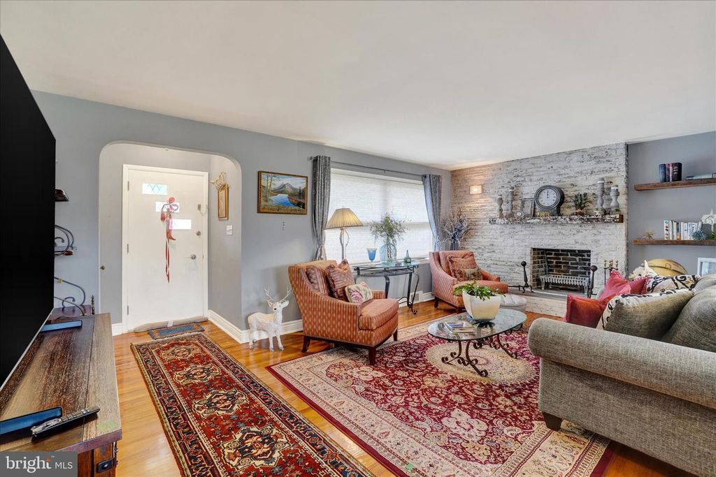 Image 4 of property listing at 2360 LOUCKS RD, York, PA 17408
