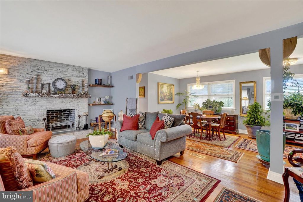 Image 5 of property listing at 2360 LOUCKS RD, York, PA 17408