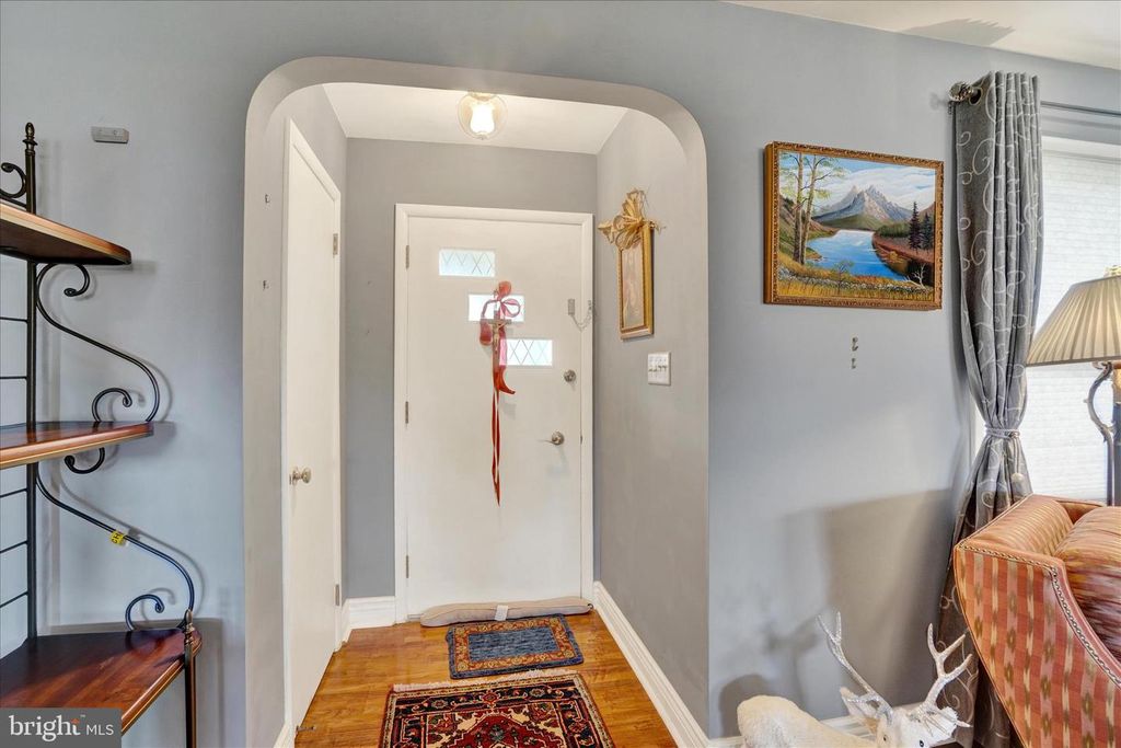 Image 6 of property listing at 2360 LOUCKS RD, York, PA 17408