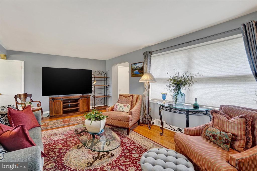 Image 7 of property listing at 2360 LOUCKS RD, York, PA 17408