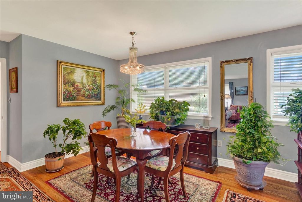Image 8 of property listing at 2360 LOUCKS RD, York, PA 17408