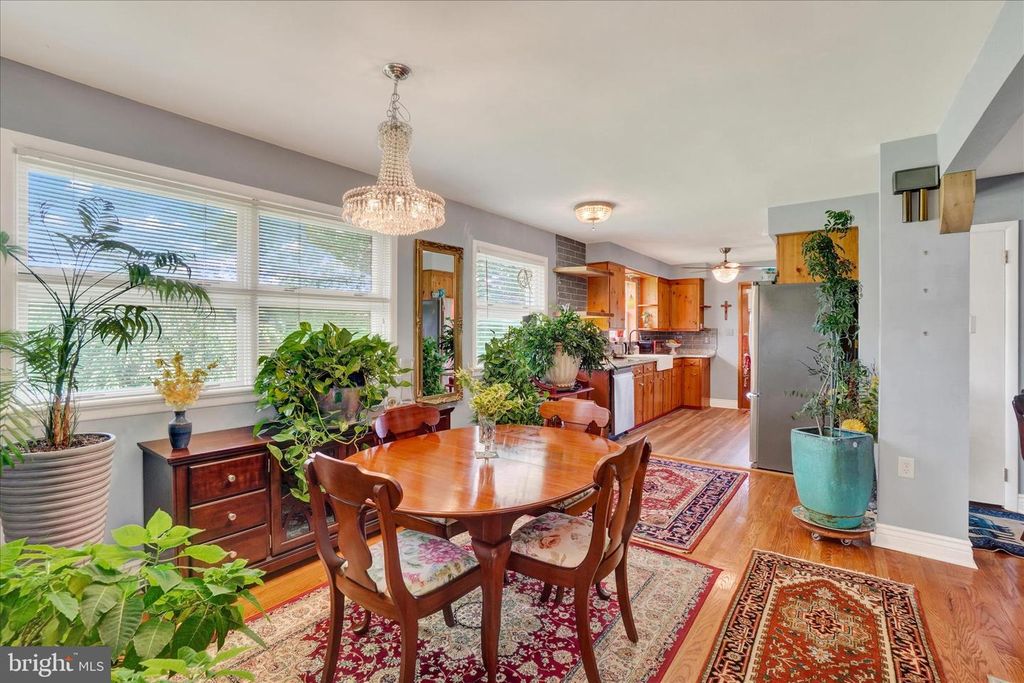 Image 9 of property listing at 2360 LOUCKS RD, York, PA 17408