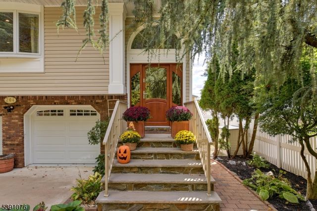 204 Gilbert Ave, Elmwood Park Boro, NJ 07407