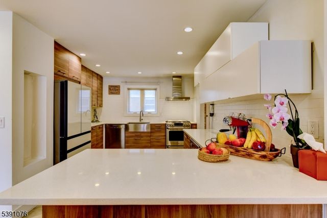 204 Gilbert Ave, Elmwood Park Boro, NJ 07407