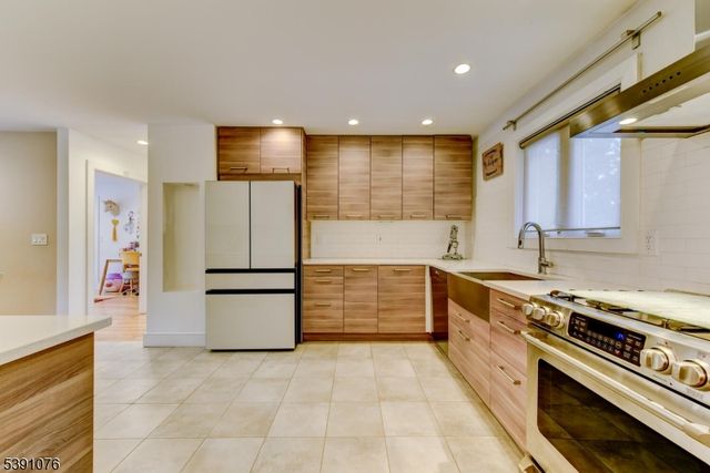 204 Gilbert Ave, Elmwood Park Boro, NJ 07407