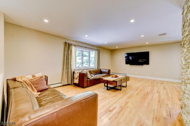 204 Gilbert Ave, Elmwood Park Boro, NJ 07407