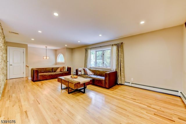 204 Gilbert Ave, Elmwood Park Boro, NJ 07407