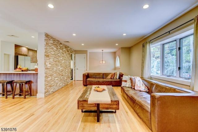 204 Gilbert Ave, Elmwood Park Boro, NJ 07407