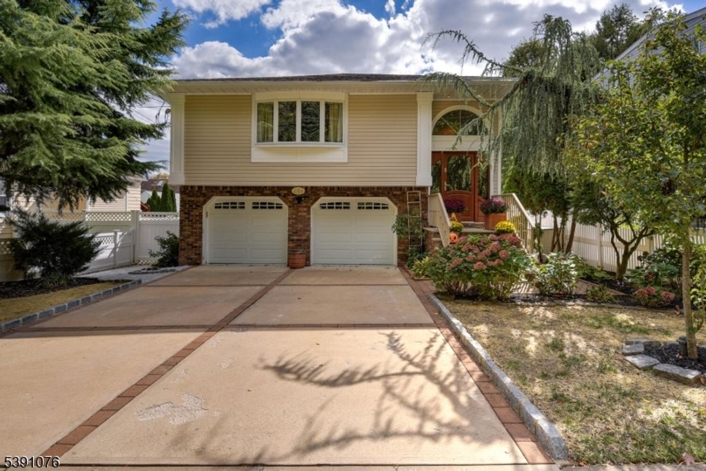 204 Gilbert Ave, Elmwood Park Boro, NJ 07407