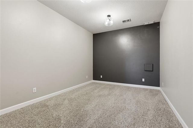 21201 S Jefferson Parkway, Pleasant Hill, MO 64080